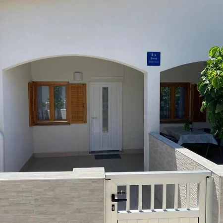 Lägenhet Nuka - One Bedroom With Terrace Vir