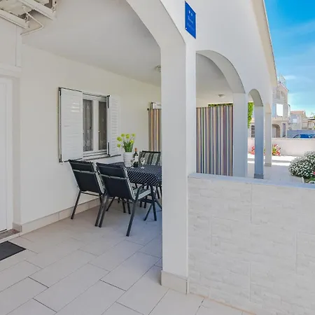 Apartamento Nuka - One Bedroom With Terrace Vir