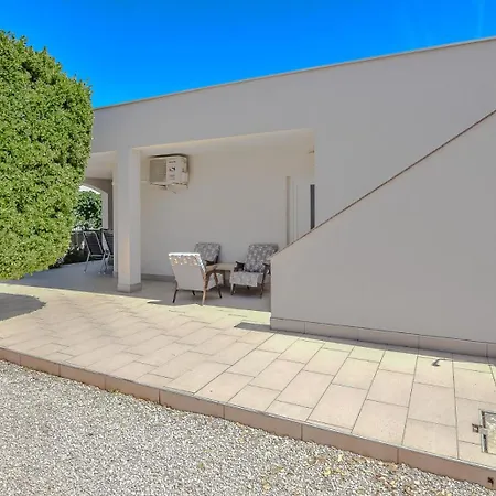 Nuka - One Bedroom With Terrace Apartamento Vir