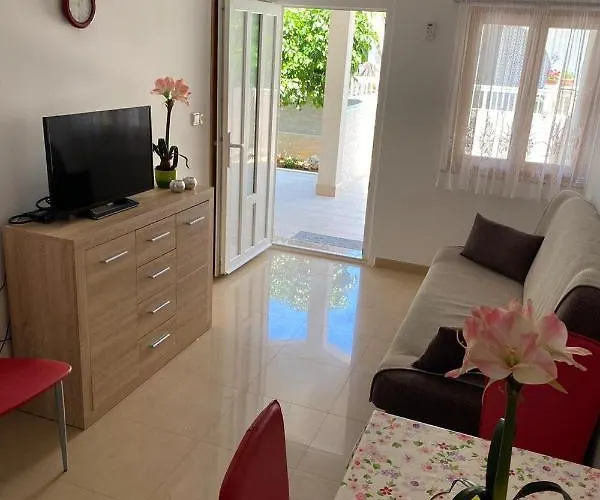 Nuka - One Bedroom With Terrace * Vir